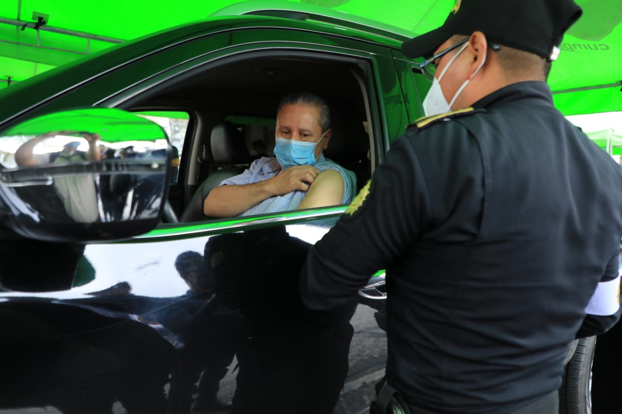 Habilitan puesto de vacunación vehicular frente al Palacio Nacional