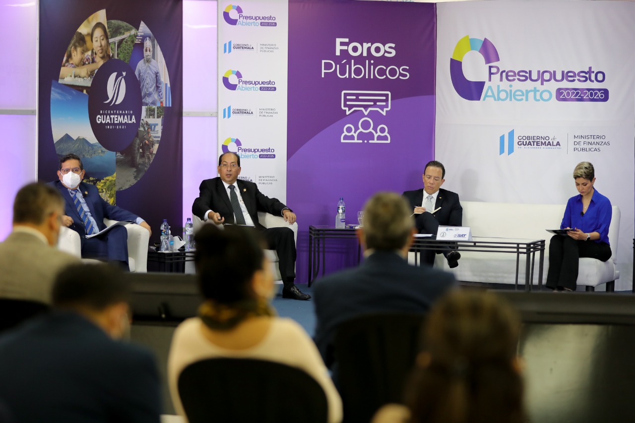 Titulares de la SAT y Banguat durante exposición en foro de Presupuesto Abierto dirigido por el Ministro de Finanzas.