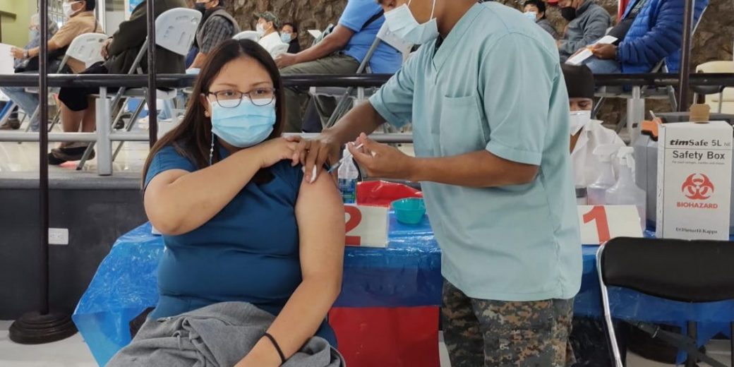 Trabajadores de primera línea de turismo reciben vacunación contra COVID-19
