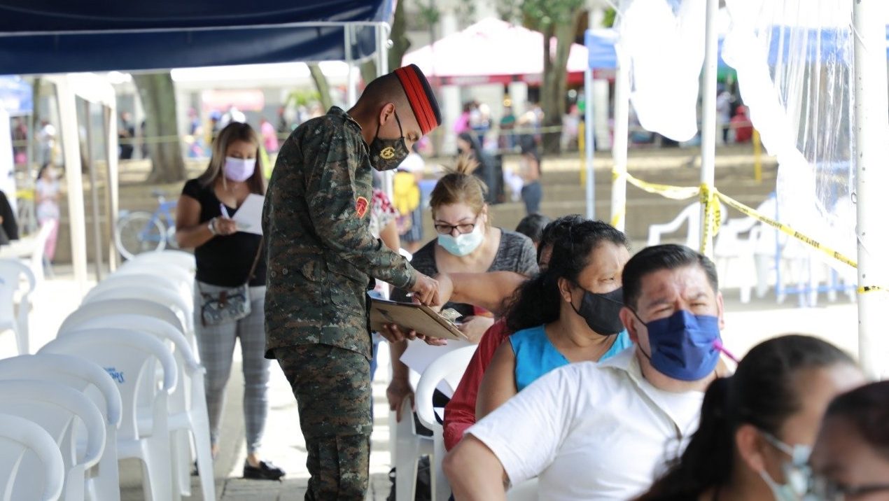 Guatemaltecos llegan a Plaza de la Constitución para recibir dosis contra el COVID-19