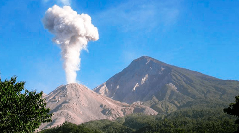 Volcán Santiaguito genera explosiones moderadas que producen columnas de ceniza