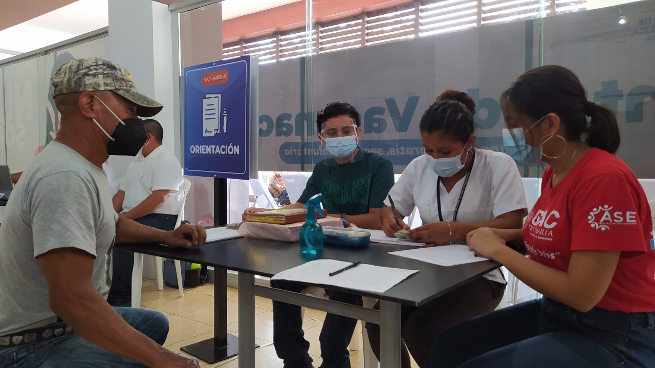 Salud abre nuevo centro de vacunación en centro comercial de Mazatenango
