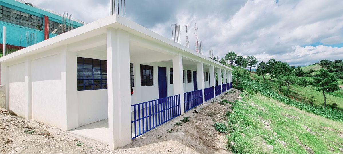 Construyen tres aulas en escuela de San Antonio Ilotenango