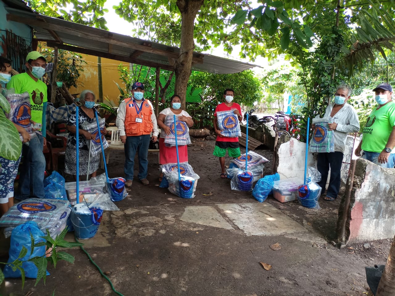 Conred lleva ayuda humanitaria a familias de Champerico afectadas por las lluvias