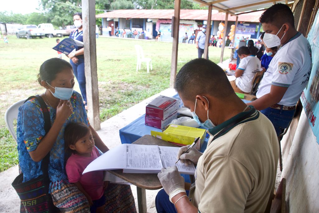 Llevan servicios médicos y vacuna contra el COVID-19 al área rural de Sayaxché
