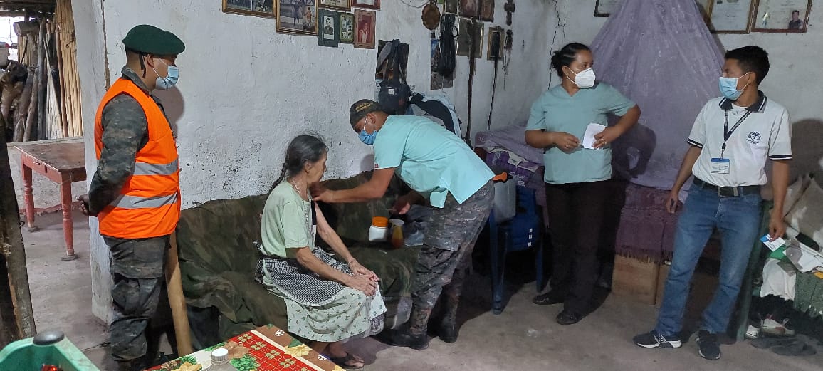 Realizan vacunación contra el coronavirus de casa en casa en Jutiapa