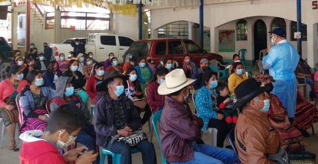 Párroco acompaña jornadas de vacunación contra el COVID-19 en Totonicapán