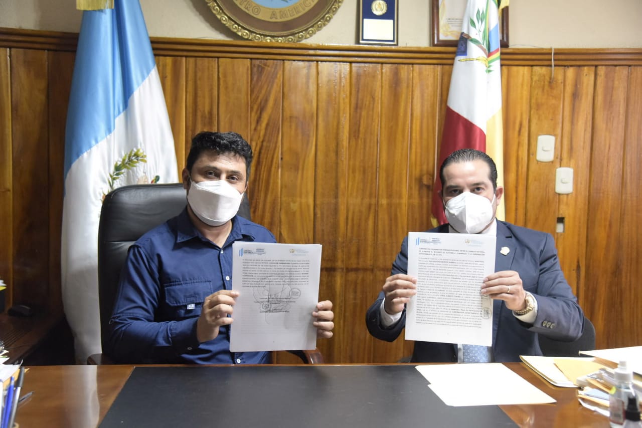Firman convenio para abrir oficina del Conamigua en Jalapa