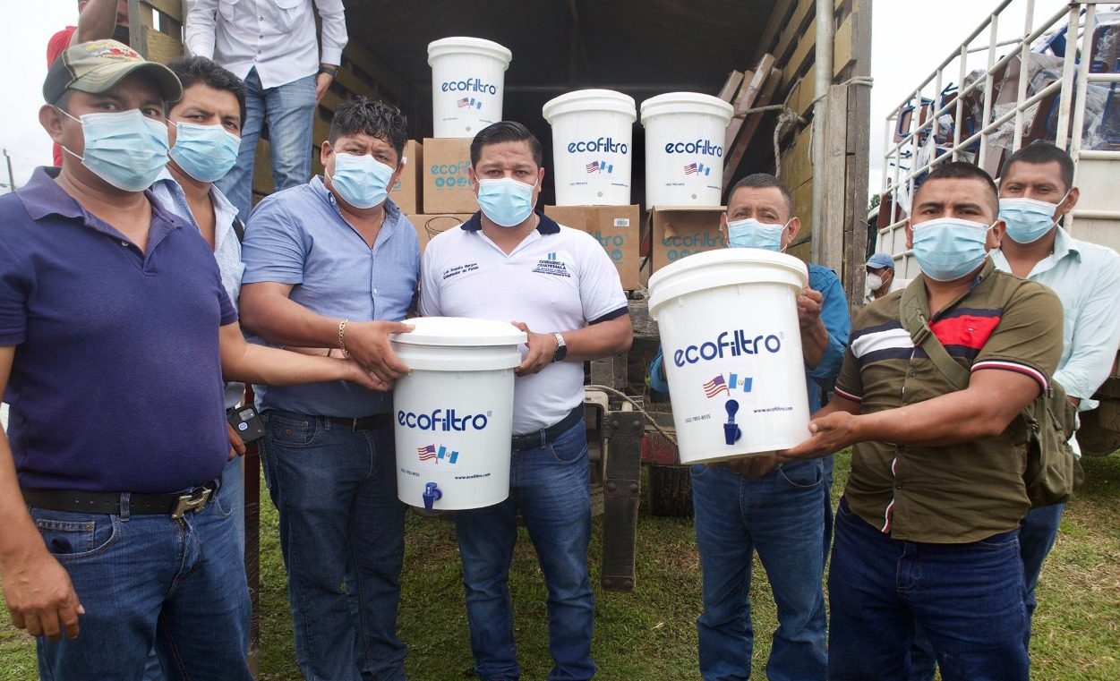 Llevan ayuda a comunidades más lejanas de Sayaxché