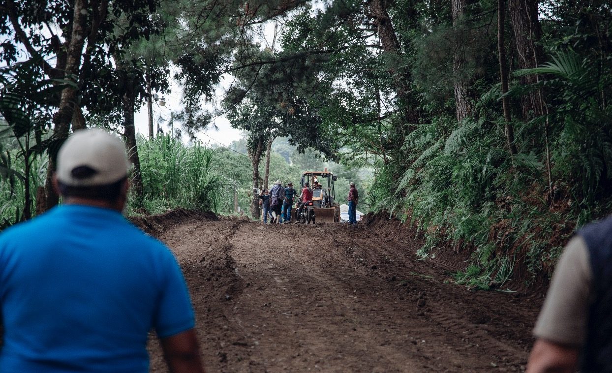 Continúa mejoramiento de caminos rurales en Santa Cruz Verapaz