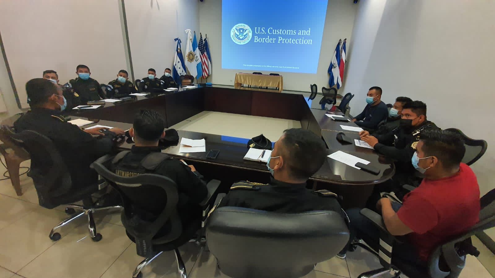 Agentes antinarcóticos fortalecen técnicas para detectar documentos falsificados