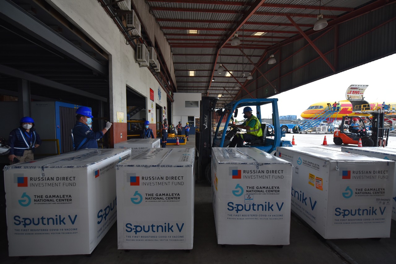 Llegan 100 mil segundas dosis de vacunas Sputnik V para continuar la inmunización de los guatemaltecos