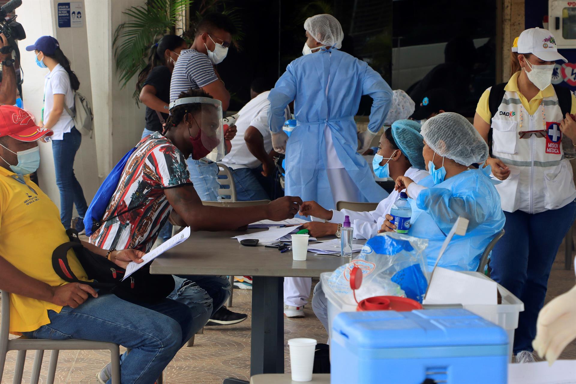 Colombia baja de 200 muertes diarias por COVID-19 por primera vez desde abril