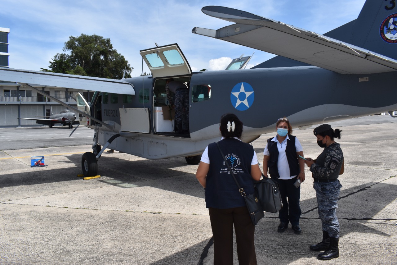 Trasladan vía aérea más de 32 mil dosis de vacuna contra COVID-19 hacia Zacapa