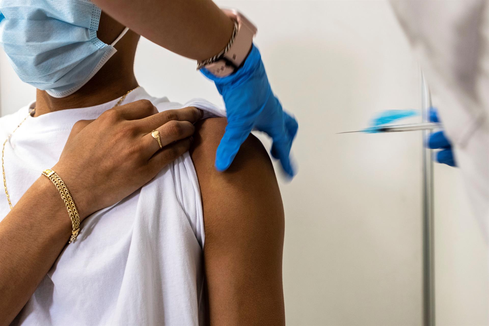 EE. UU. recomendará una dosis de refuerzo de la vacuna contra COVID, según medios