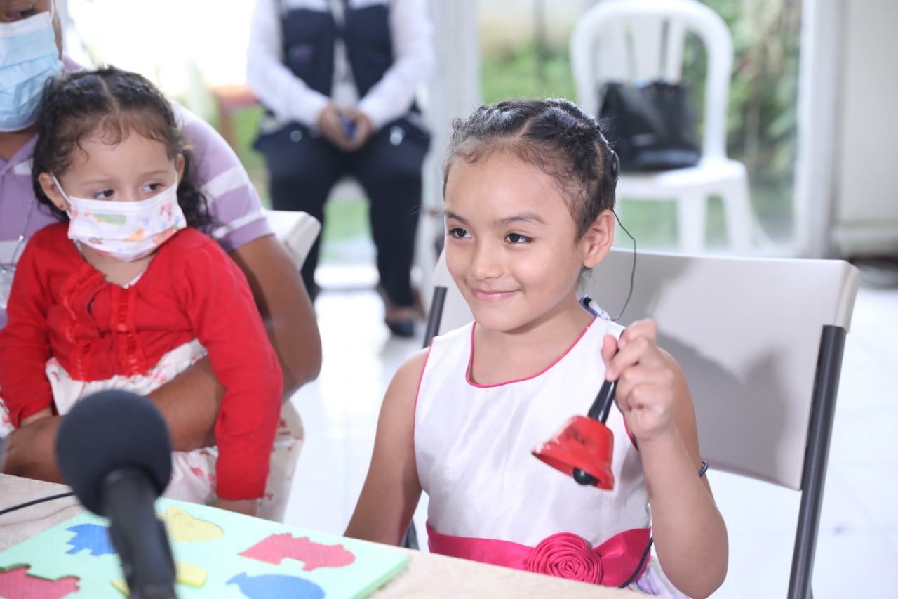 Cristel Stefanía, de 7 años, logra escuchar por primera vez a sus padres
