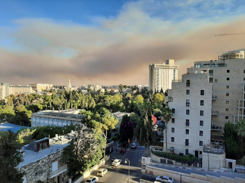 Incendio en las montañas de Jerusalén obliga a evacuar áreas residenciales