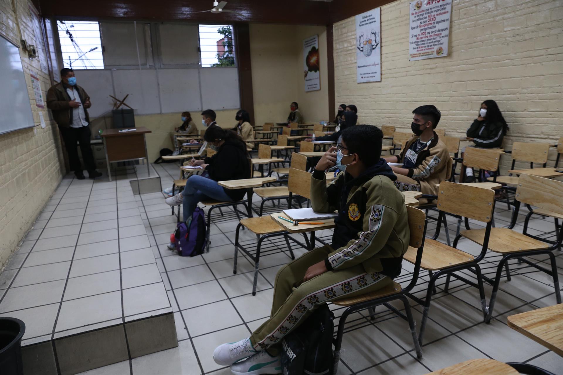 Millones de estudiantes mexicanos regresan a las aulas en plena tercera ola