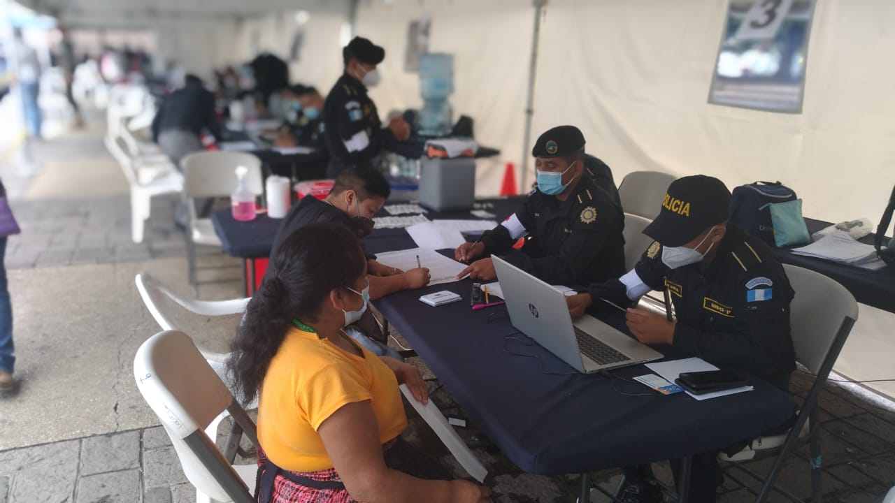 Gobernación destaca labor de la PNC en puestos de vacunación contra COVID-19
