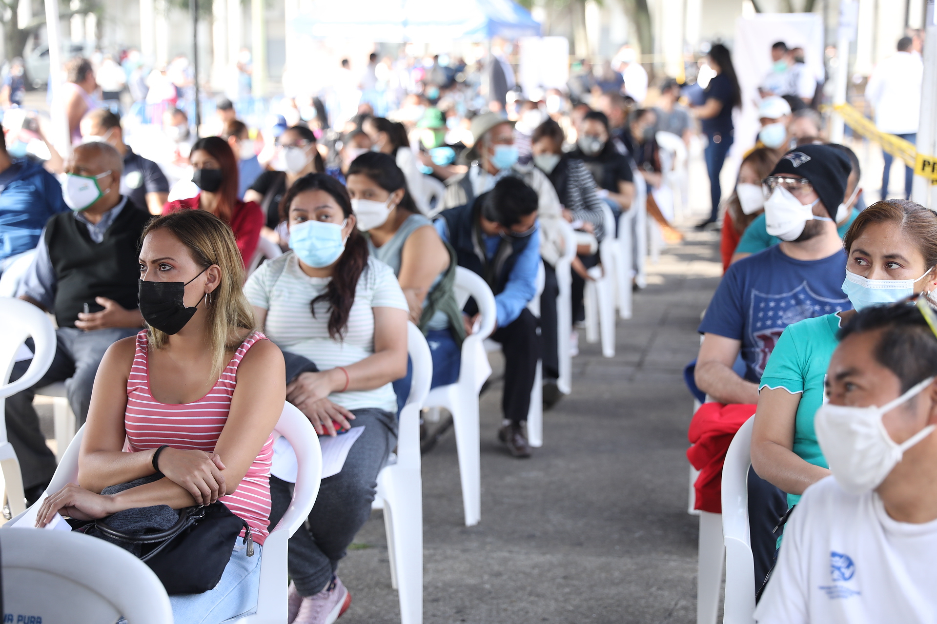 Ciudadanos agradecen instalación de puesto de vacunación en Plaza de la Constitución