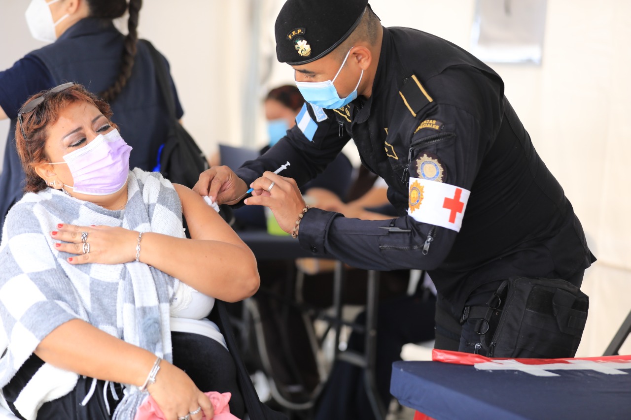 Más de 4 mil 200 guatemaltecos inmunizados en la Plaza de la Constitución