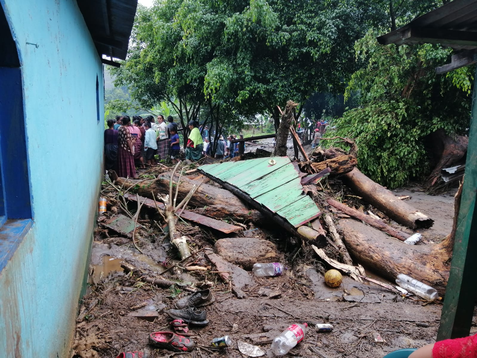 Aguaceros provocan derrumbes, deslizamientos, inundaciones y ventarrones en el territorio