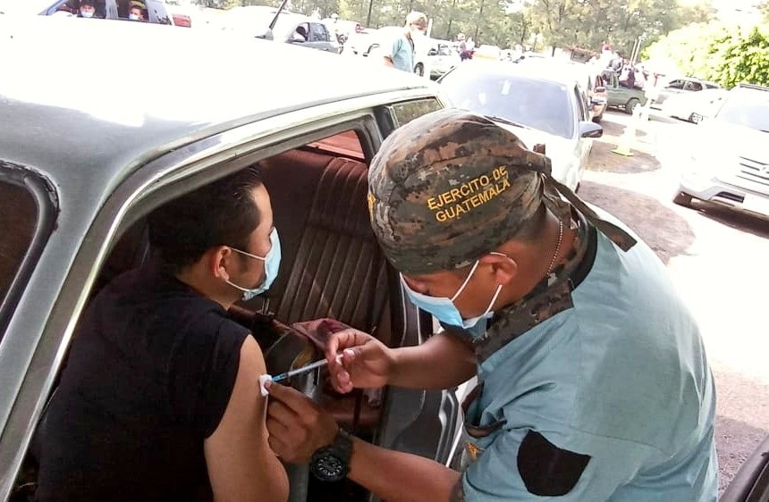 Extienden horario en puestos de vacunación contra COVID-19 en instalaciones militares