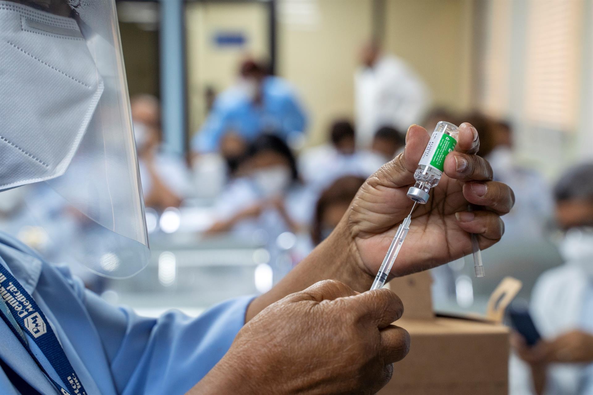 Científicos tratan de combinar vacunas contra la gripe y el COVID-19 en una sola