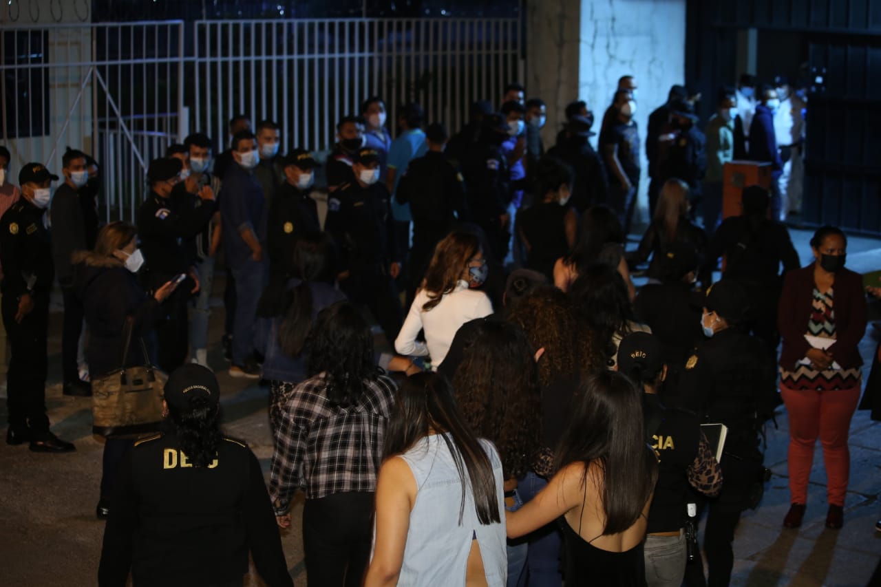 PNC traslada a 107 personas a Torre de Tribunales por violentar ley seca