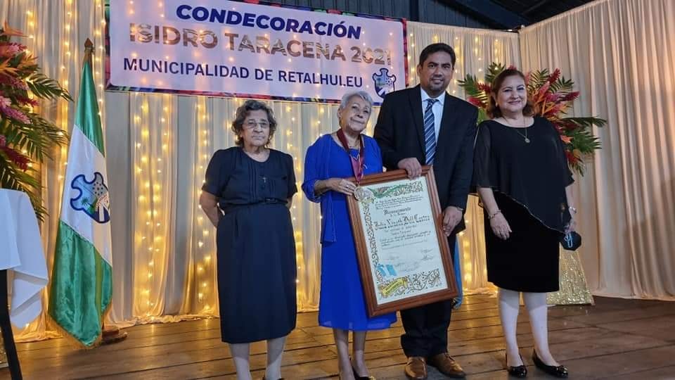 Retalhuleu entrega Condecoración Isidro Taracena a ciudadana ilustre