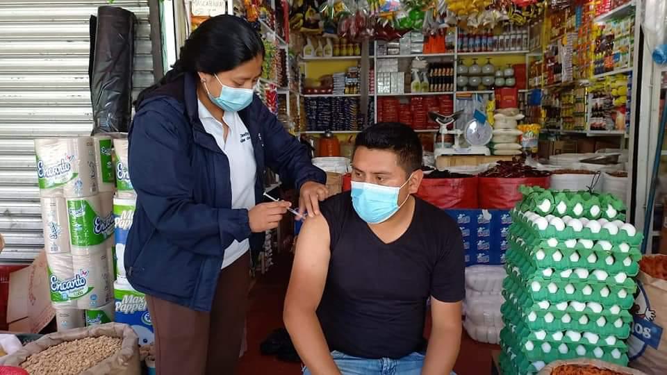 Llevan vacuna contra el COVID-19 a mercado central de Sololá