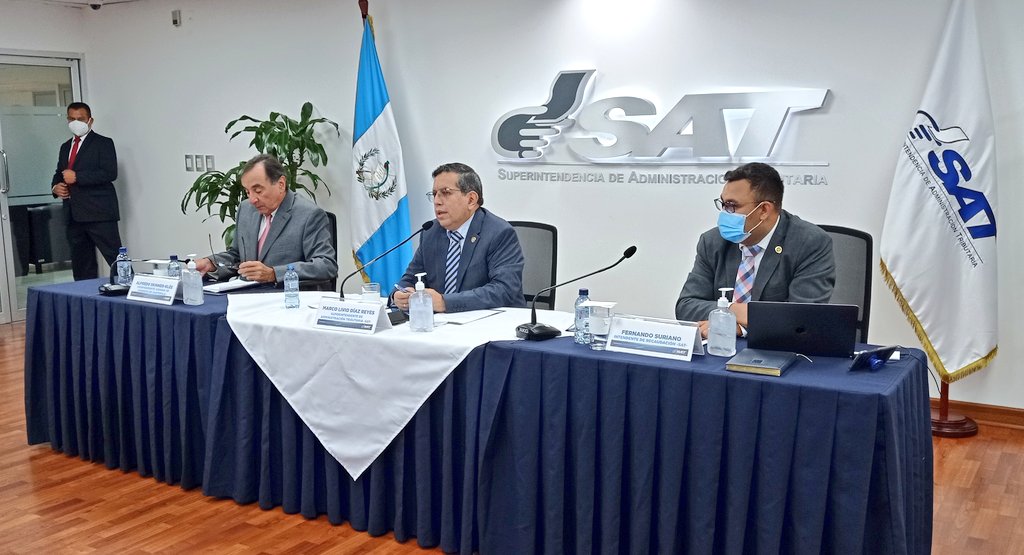 Autoridades de la SAT y Cámara de Comercio de Guatemala durante la presentación del listado.