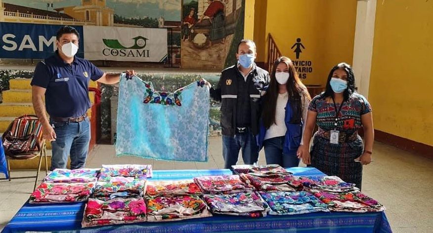 Beneficiarias participan en capacitación de programa Mi Beca Artesano en Momostenango, Totonicapán
