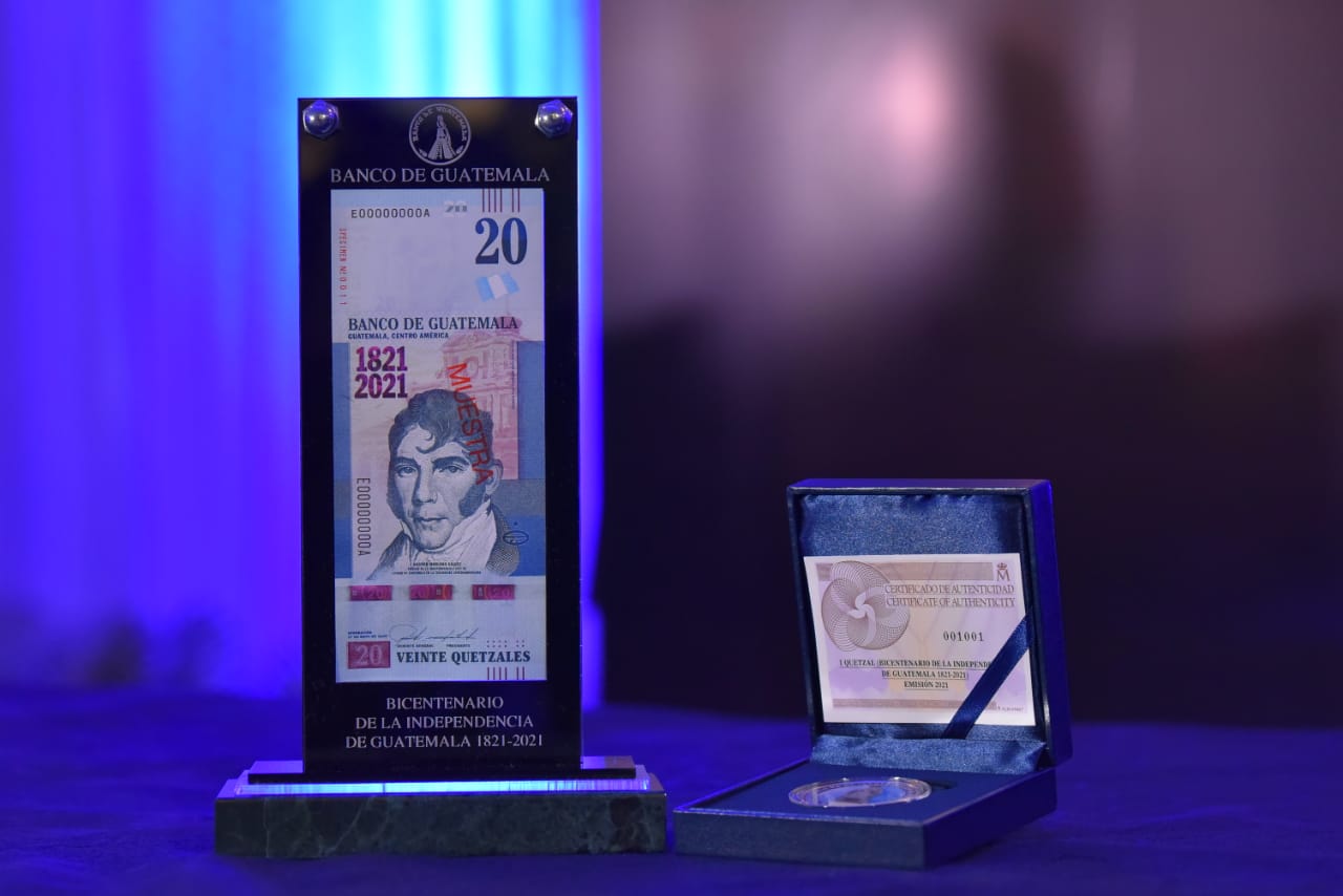 Billete y moneda conmemorativa al Bicentenario de Guatemala.