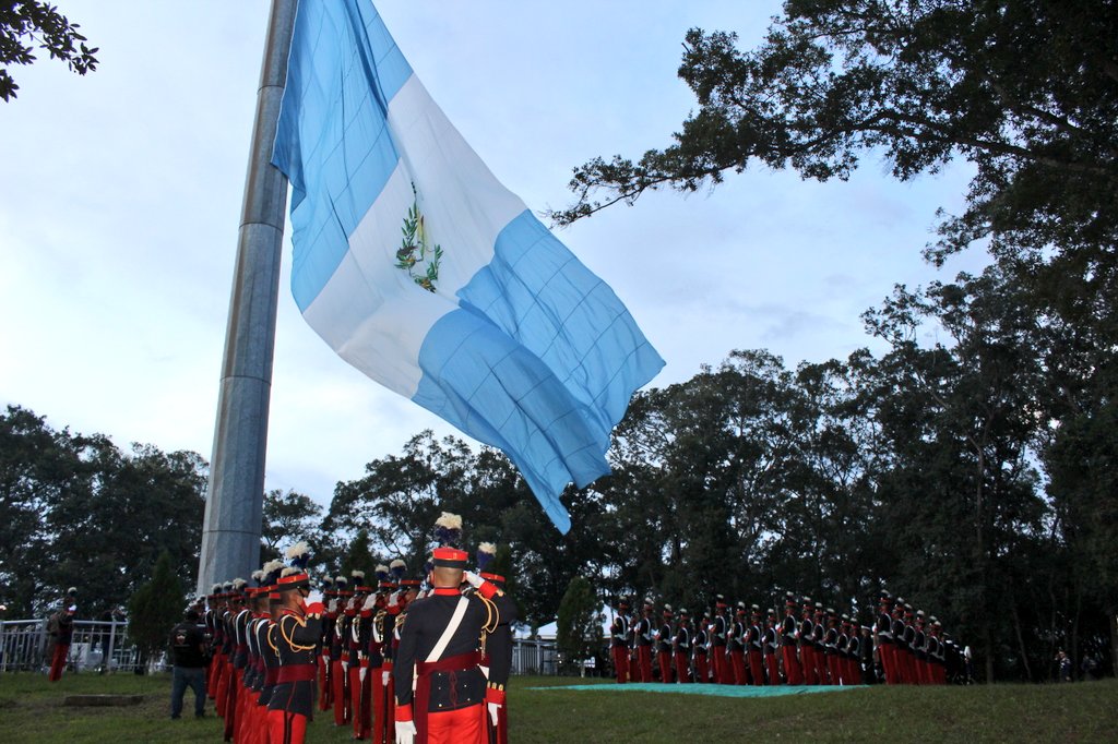 Presidente Giammattei asiste a solemne arriada de pabellón nacional