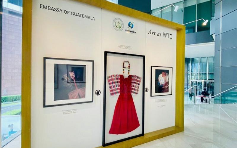 Exhibición fotográfica de trajes regionales de Guatemala en Indonesia.