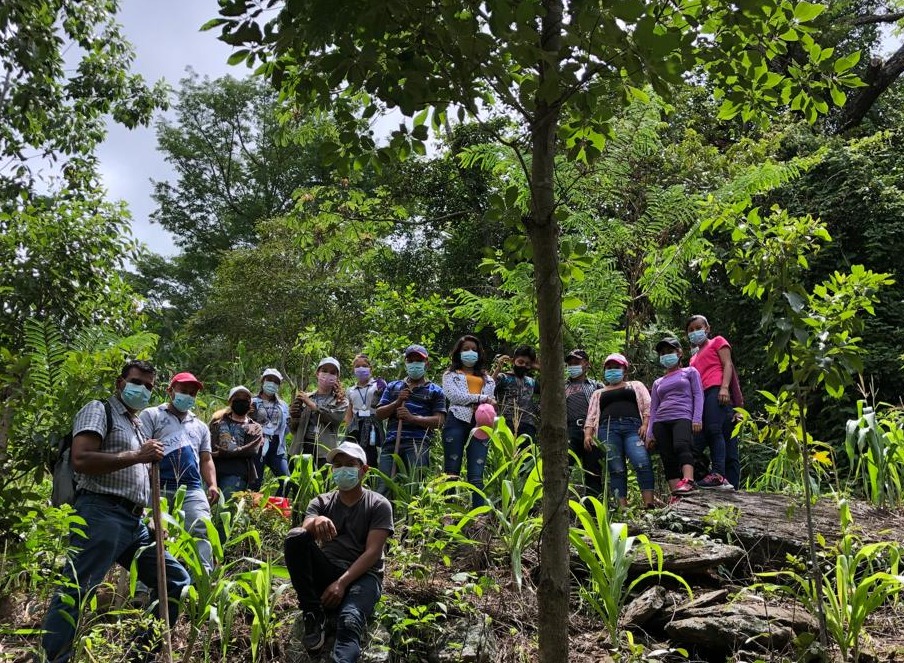 Estudiantes reforestan en el municipio de San Agustín Acasaguastlán