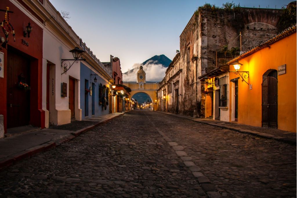 La ciudad colonial de Antigua Guatemala, es uno de los lugares más visitados por turistas en el país.