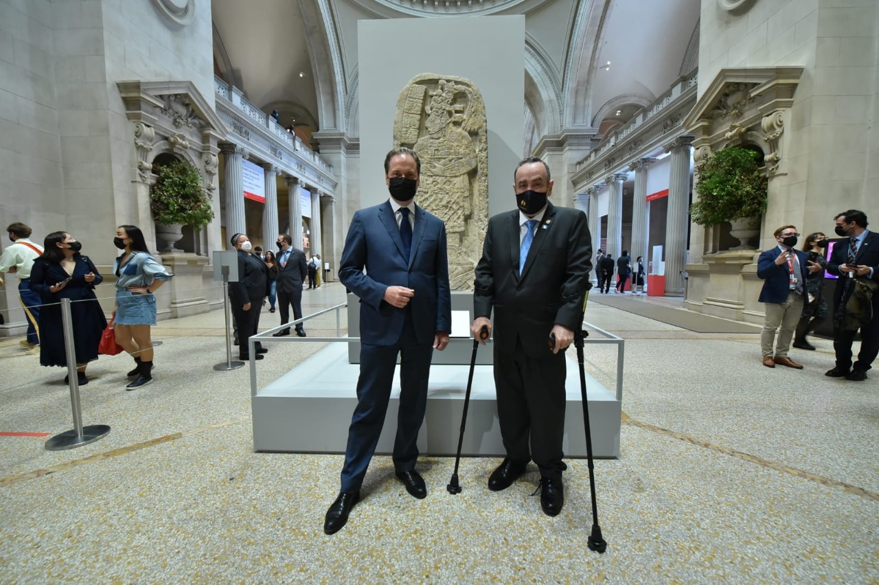 Presidente visita exposición de Guatemala en el Museo Metropolitano de Nueva York