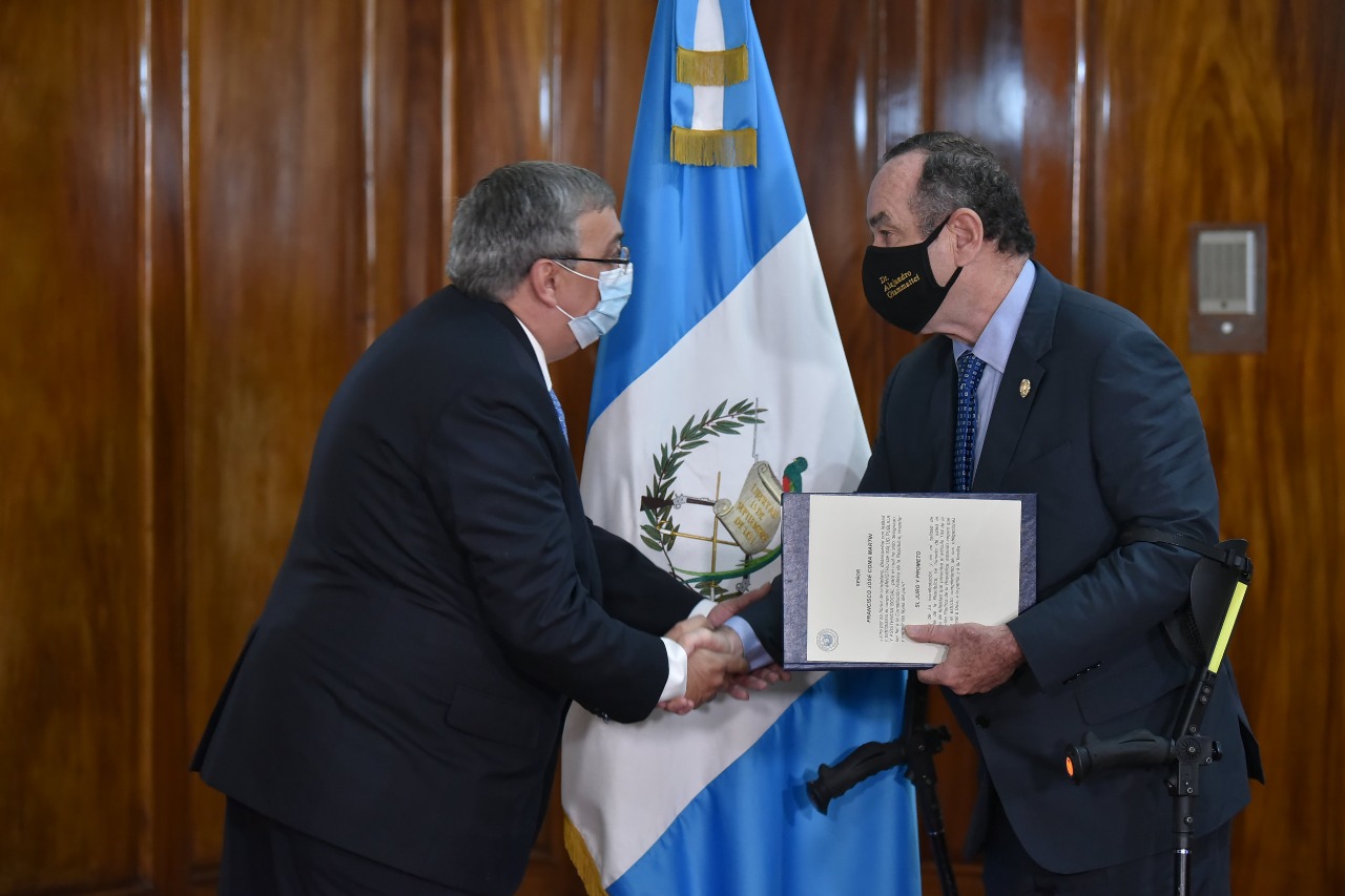 Presidente juramenta a Francisco Coma como nuevo ministro de Salud