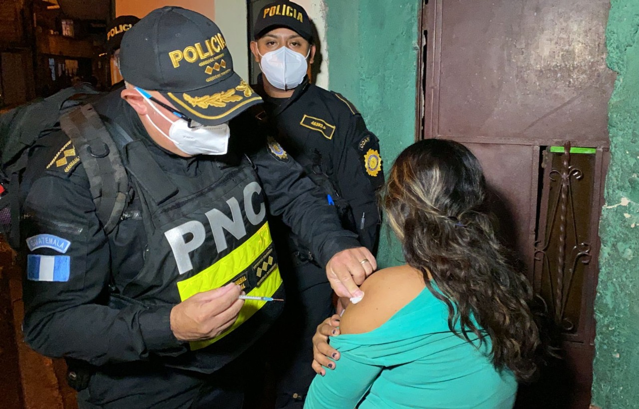 PNC desarrolla jornada nocturna de vacunación en la colonia La Limonada, zona 5