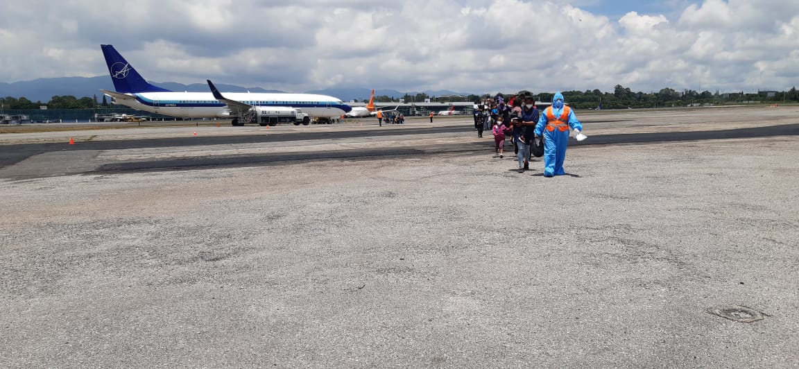 Vuelo con 132 guatemaltecos retornados desde McAllen, Texas