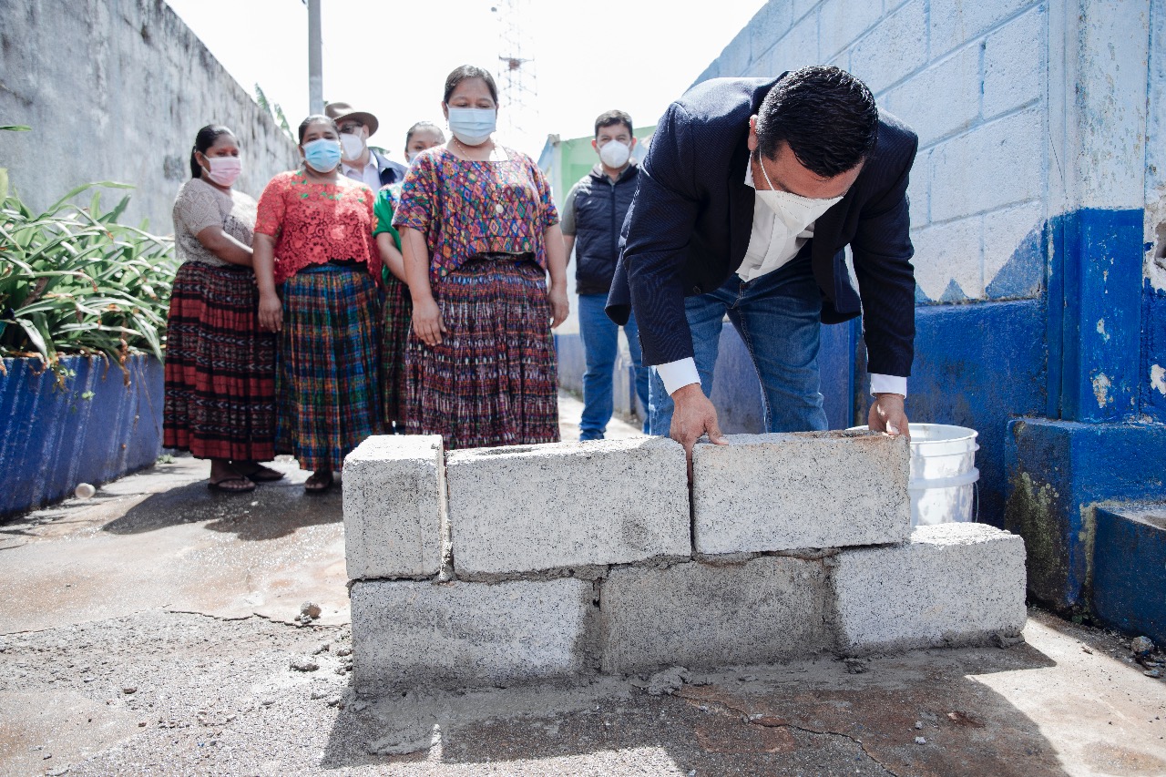 Colocan primera piedra en obra de mejoramiento de escuela en Alta Verapaz
