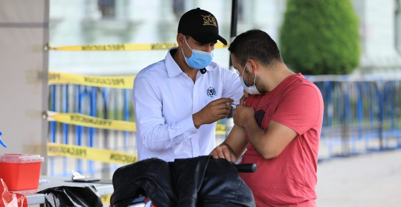 Puesto de vacunación en Plaza de la Constitución registra tres semanas de atención