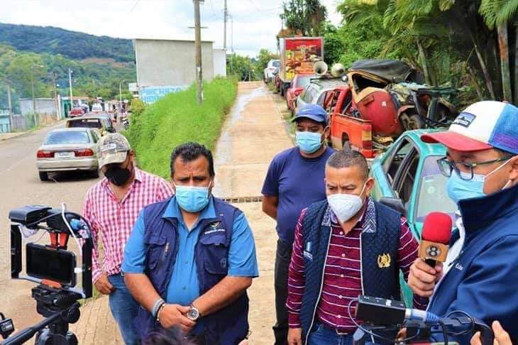 Retiran vehículos chocados que se encuentran cerca de la aldea El Boquerón, Santa Rosa