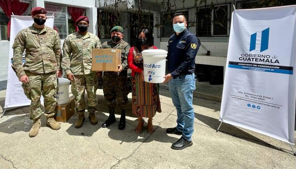 Familias vulnerables de Huehuetenango reciben ecofiltros