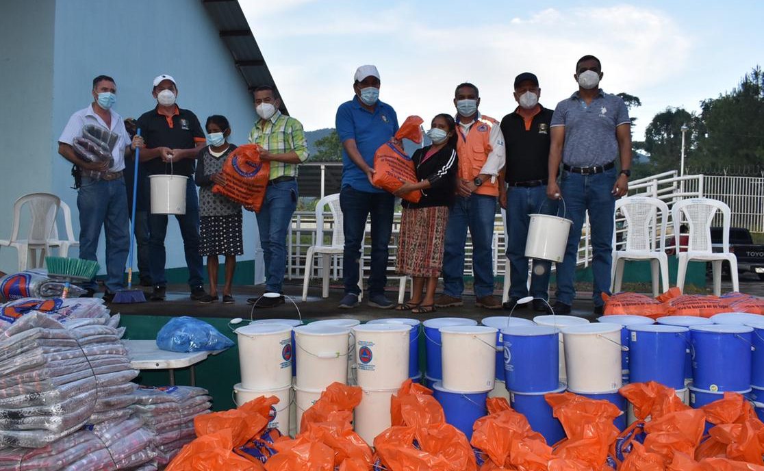 Llevan ayuda humanitaria a familias afectadas por las lluvias en comunidad de Barberena