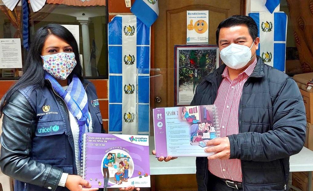 Gestores del programa Acompáñame a Crecer reciben materiales de apoyo