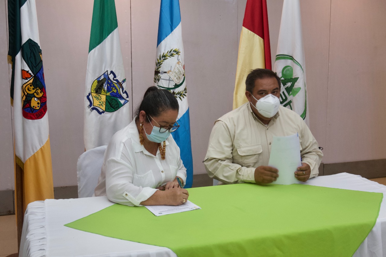 Inab y municipalidades de Petén firman convenios para aprovechamiento forestal