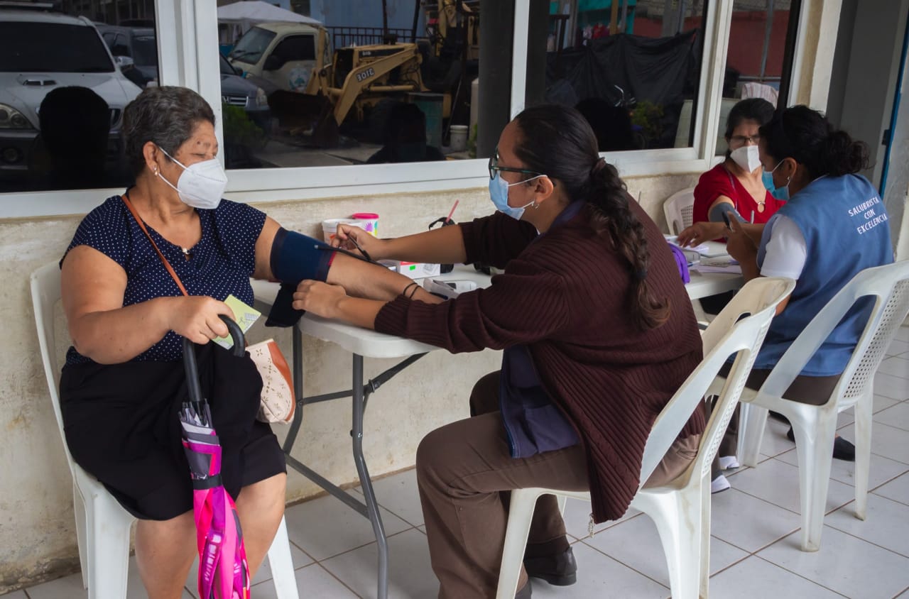 Nuevo centro de vacunación de Palín atiende 400 personas diariamente